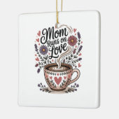 Mom Runs On Love Keramisch Ornament (Links)