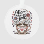 Mom Runs On Love Ornament (voorkant)