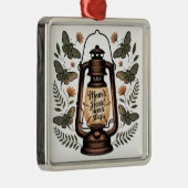 Mom’s Heart Never Sleeps Metalen Ornament (Rechts)