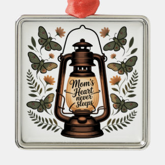 Mom’s Heart Never Sleeps Metalen Ornament