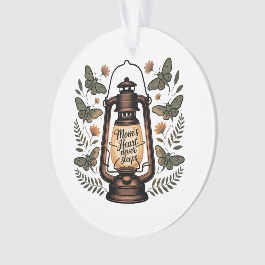 Mom’s Heart Never Sleeps Ornament (voorkant)