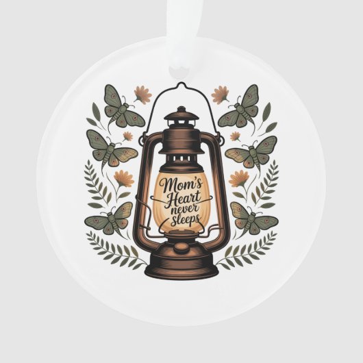 Mom’s Heart Never Sleeps Ornament (voorkant)