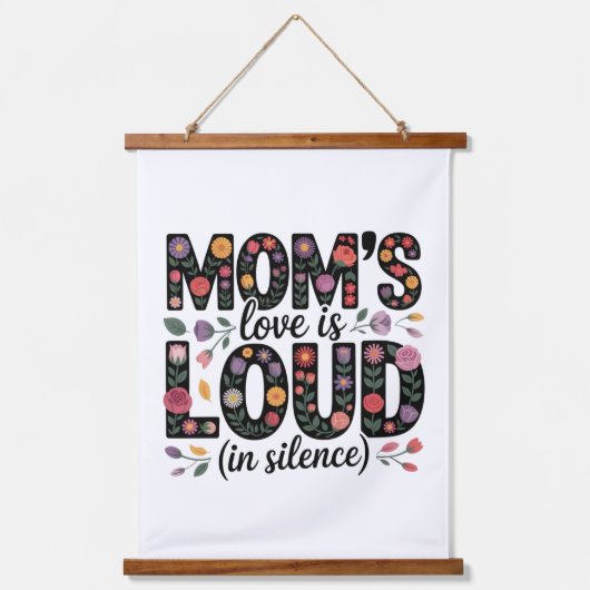 Mom’s Love Is Loud (In Silence) Hangend Wandkleed (Voorkant)