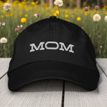 Mom Simple Cool Moderne Typografie Custom Geborduurde Pet<br><div class="desc">Mom Simple Cool Modern Typography Custom Embroidered Baseball Pet is voorzien van de eenvoudige moderne geborduurde tekst "Mom". Perfect als cadeau voor mama voor Moederdag,  Kerstmis,  verjaardag en meer. Creëer door Evco Studio www.zazzle.com/store/evcostudio</div>