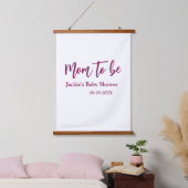 Mom to be baby shower name date pink simple minima hangend wandkleed (Slaapkamer)