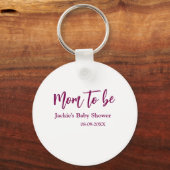 Mom to be baby shower name date pink simple minima sleutelhanger (Achterkant)