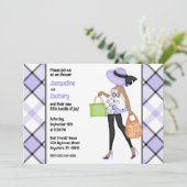 Mom-to-Be (donkere huid) Paarse geruite Baby showe Kaart (Staand voorkant)