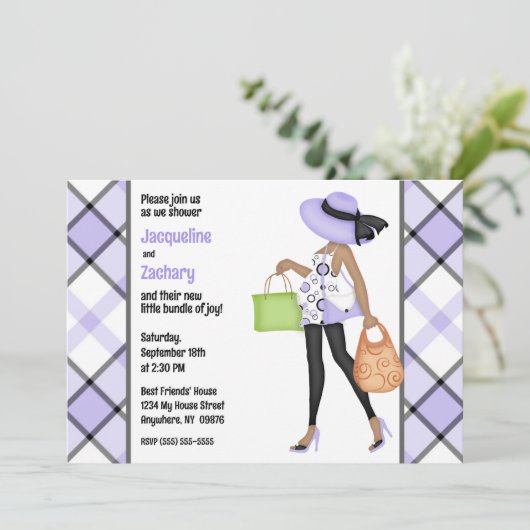 Mom-to-Be (donkere huid) Paarse geruite Baby showe Kaart (Staand voorkant)