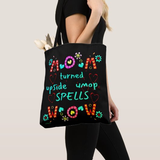 MOM TURNED UPSIDE DOWN SPELLS WOW moederdag gift Tote Bag (Dichtbij)