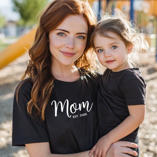 Mom White Script Established Date Minimal Bold T-shirt