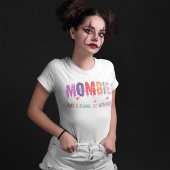 Mombie als zombie, maar dan met een Kinder Hallowe T-shirt