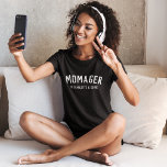 Moment | Moderne Kinder namen van mam Manager T-shirt<br><div class="desc">Eenvoudig, stijlvol 'Momager', citeert kunst t-shirt met moderne, minimalistische typografie in wit in een gewaagde trendy stijl. Het perfecte cadeau of accessoire voor Moederdag, de verjaardag van je moeder of gewoon omdat! De woorden kunnen gemakkelijk worden gepersonaliseerd met je eigen bericht voor een cadeau dat zo uniek is als je...</div>