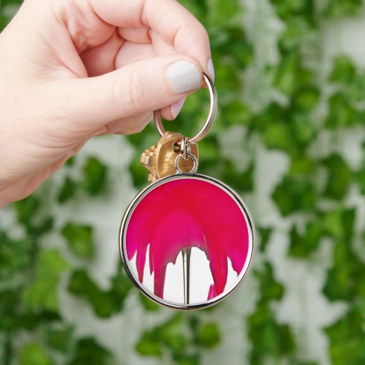 Moment vastgelegd: een rode rozenblaadje elegantie sleutelhanger (Hand)