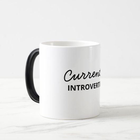 Momenteel Introverting Funny Mug Magische Mok (Voorkant links)