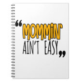 Mommin'Ain't Easy Notitieboek (Voorkant)