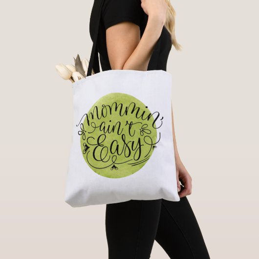 Mommin'Ain't Easy on Green Waterverf Circle Tote Bag (Dichtbij)