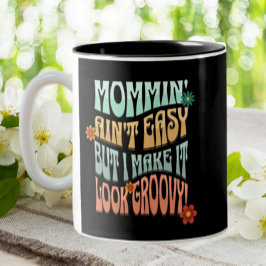 Momming Aint Easy Groovy Mam Retro Tweekleurige Koffiemok