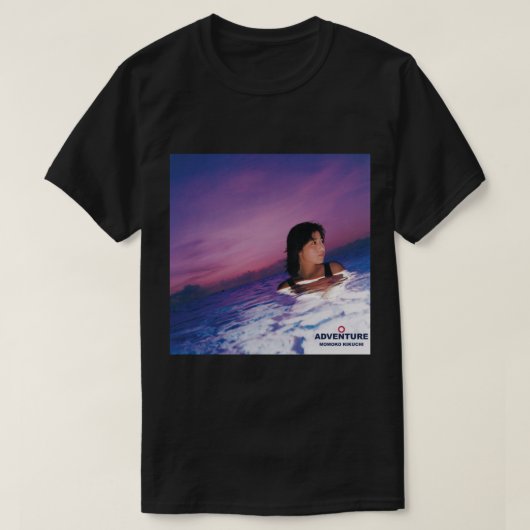 MOMOKO KIKUCHI - Klassieke T-Shirt VAN DE ADVENTUR (Design voorkant)