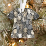 Momona Hawaiian Tropical Pineapple Aloha Shirt-Blk Ornament<br><div class="desc">Zwart,  Natuurlijk,  Taupe,  Staal Grijs,  Houtskool Grijs en Warm Zand Colorway. Momona betekent zoet smaken op Hawaï. En deze grafische ananas zijn precies dat! Onze Momona Pineapple Hawaiian Tropical werd geïnspireerd door de retro Hawaiian board korte prints van de jaren zestig. Dit ontwerp is verkrijgbaar in verschillende kleurstellingen.</div>