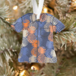 Momona Hawaiian Tropical Pineapple Aloha Shirt-Blu Ornament<br><div class="desc">Twilight Blue grond met Amparo Blue, Persian Jewel, Oranje Tiger, Tangerine, Irish Cream en Cloud Cream colorway. Momona betekent zoet smaken op Hawaï. En deze grafische ananas zijn precies dat! Onze Momona Pineapple Hawaiian Tropical werd geïnspireerd door de retro Hawaiian board korte prints van de jaren zestig. Dit ontwerp is...</div>