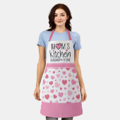 Mom's Kitchen Gekruid met liefde roze harten Schort (Gedragen)