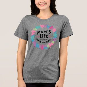 Mom's Life Powered by Knuffels en Hoop Tri-Blend Shirt