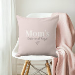 Mom's Love & Hugs Roze | Moederdag cadeau Kussen<br><div class="desc">Wikkel Mam in comfort met dit "Mom's Love & Hugs" roze werpkussen - een gezellige en oprechte toevoeging aan elk huis! Ontworpen met liefde, is dit zachte pastelroze kussen een dagelijkse herinnering aan de warmte, zorg en eindeloze knuffels van mama. Perfect voor het inrichten van de woonkamer, slaapkamer of een...</div>