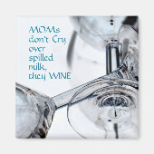 Moms rooien niet over gemorste melk die ze grappig magneet (Voorkant)