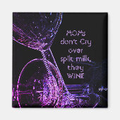 Moms rooien niet over gemorste melk die ze grappig magneet (Voorkant)