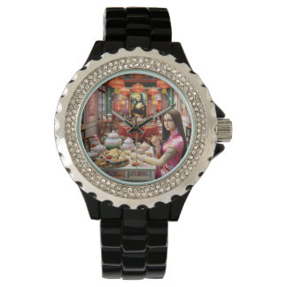 Mona eet Chinees eten in een Chinees restaurant Horloge