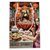 Mona eet Chinees eten in restaurant in China Medium Cadeauzakje (Voorkant)
