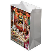 Mona eet Chinees eten in restaurant in China Medium Cadeauzakje (Achterkant Gekanteld)