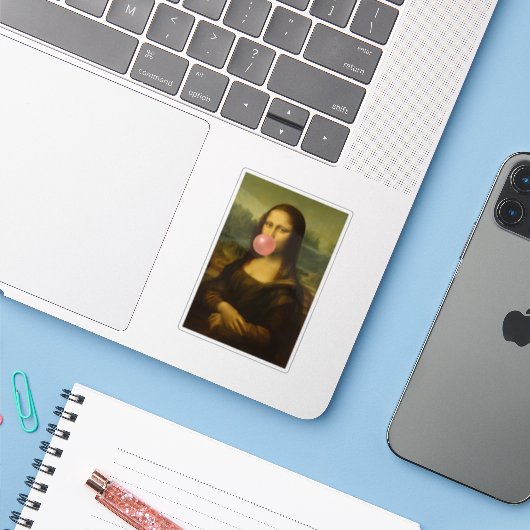 Mona Lisa blaast roze bubbelkauwgom Sticker (Laptop met iPhone)