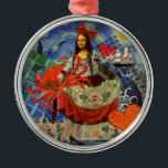 Mona Lisa Fun Zodiac Whimsical Metalen Ornament<br><div class="desc">Dit is gewoon een beetje plezier met de Mona Lisa - we zijn heel creatief geweest. De prachtige Mona Lisa is gekleed in een ouderwetse rode jurk en naar het strand gestuurd om een echt grote krab te vinden, een Cancer Zodiac collage! Allemaal klaar om te dansen met haar krab!...</div>