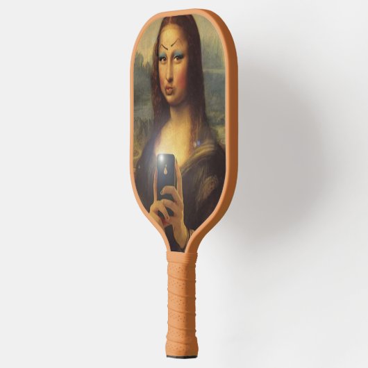 Mona Lisa maakt een grappig gezicht met make-up Da Pickleball Paddle (Links)