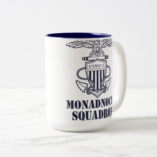 Monadnock Squadron Mok (Voorkant rechts)