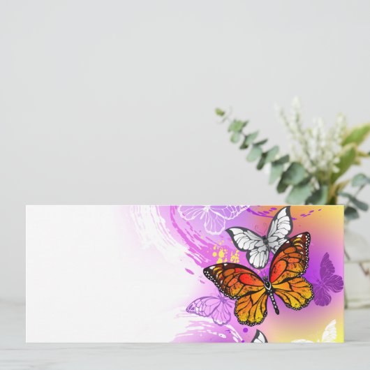 Monarch Butterflies op Paarse achtergrond Aankondiging (Staand voorkant)