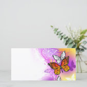 Monarch Butterflies op Paarse achtergrond Aankondiging (Staand voorkant)