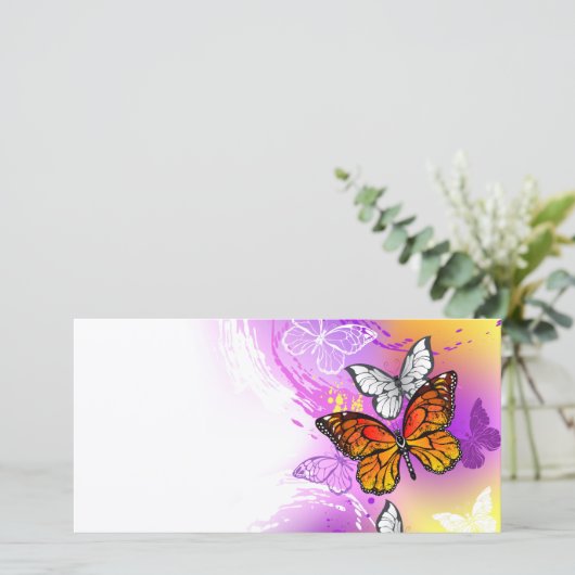 Monarch Butterflies op Paarse achtergrond Aankondiging (Staand voorkant)
