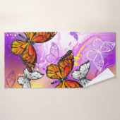 Monarch Butterflies op Paarse achtergrond Badhanddoek (Badhanddoek)