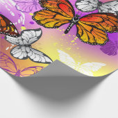 Monarch Butterflies op Paarse achtergrond Cadeaupapier (Hoek)
