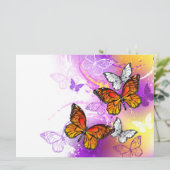 Monarch Butterflies op Paarse achtergrond Feestdagenkaart (Staand voorkant)