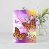 Monarch Butterflies op Paarse achtergrond Feestdagenkaart (Staand voorkant)