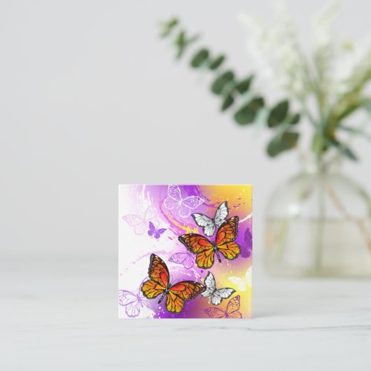 Monarch Butterflies op Paarse achtergrond Informatiekaartje (Staand voorkant)