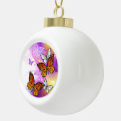 Monarch Butterflies op Paarse achtergrond Keramische Bal Ornament (Rechts)