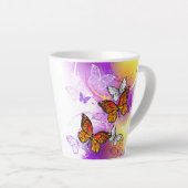 Monarch Butterflies op Paarse achtergrond Latte Mok (Rechterhoek)
