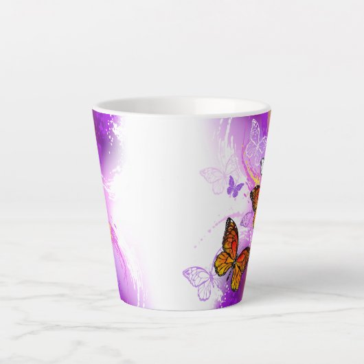 Monarch Butterflies op Paarse achtergrond Latte Mok (Voorkant)