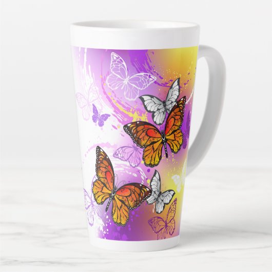 Monarch Butterflies op Paarse achtergrond Latte Mok (Rechterhoek)