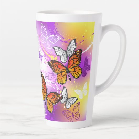 Monarch Butterflies op Paarse achtergrond Latte Mok (Rechts)