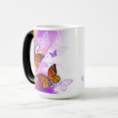 Monarch Butterflies op Paarse achtergrond Magische Mok (Voorkant links)